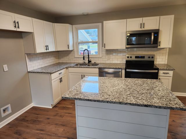 1318 Meadowbrook Dr, Pulaski, TN 38478