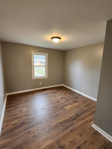 1318 Meadowbrook Dr, Pulaski, TN 38478