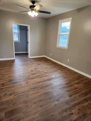 1318 Meadowbrook Dr, Pulaski, TN 38478