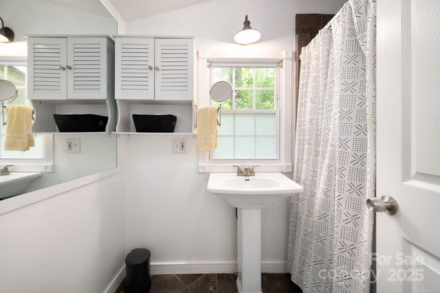 5 Arbutus Road, Asheville, NC 28805