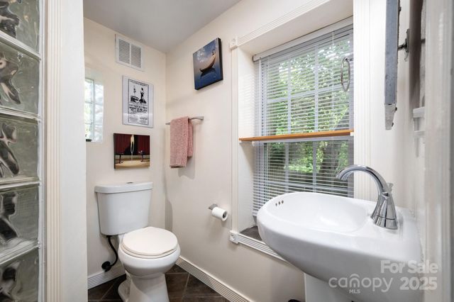 5 Arbutus Road, Asheville, NC 28805