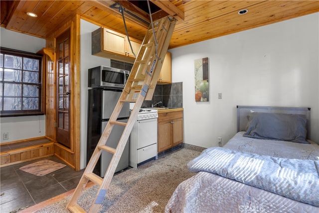 373 Redwood Lane, Crestline, CA 92325