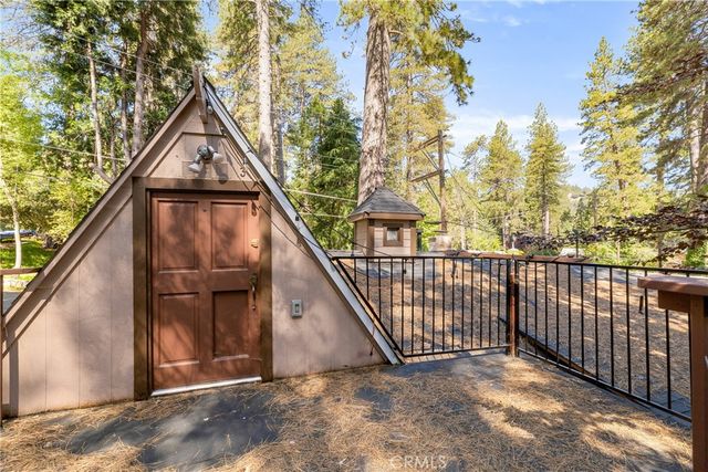 373 Redwood Lane, Crestline, CA 92325