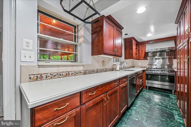 3201 CIRCLE HILL RD, Alexandria, VA 22305