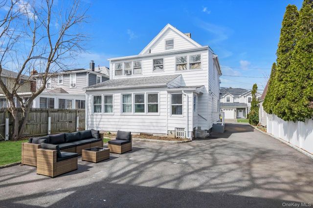 31 Walters Avenue, Syosset, NY 11791