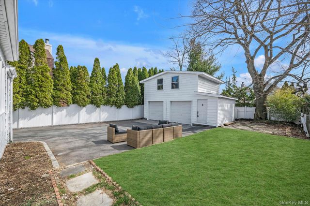 31 Walters Avenue, Syosset, NY 11791