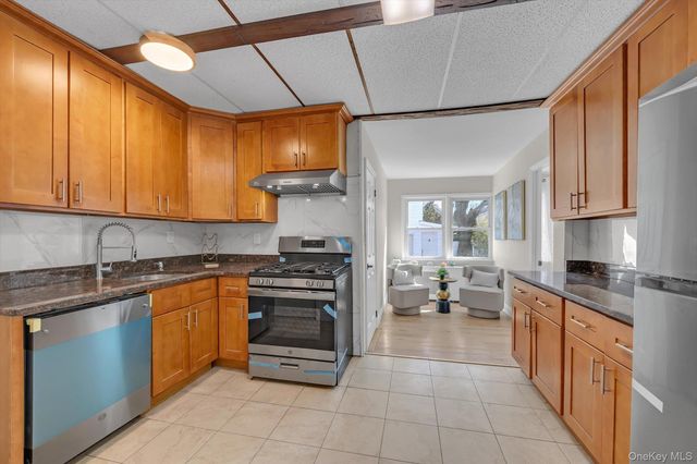 31 Walters Avenue, Syosset, NY 11791