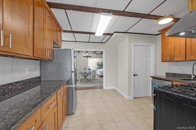 31 Walters Avenue, Syosset, NY 11791