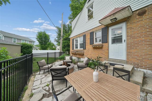 1439 S Elm Avenue, Webster Groves, MO 63119