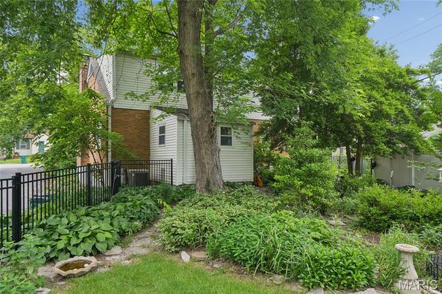 1439 S Elm Avenue, Webster Groves, MO 63119