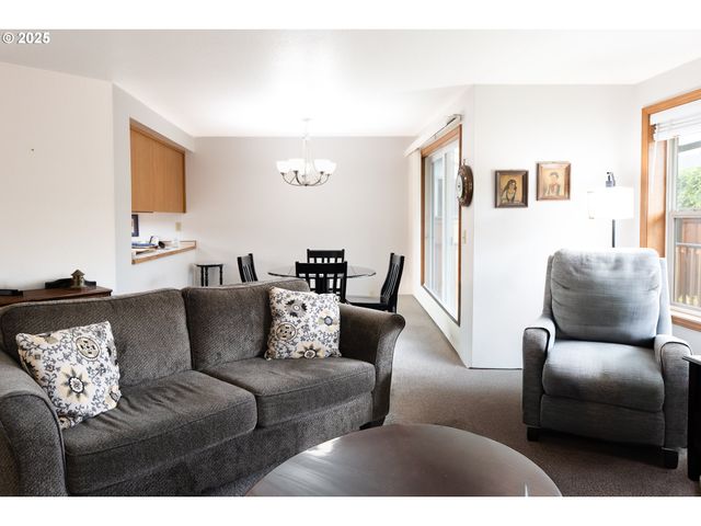 2707 DAYNA Ln, Eugene, OR 97408