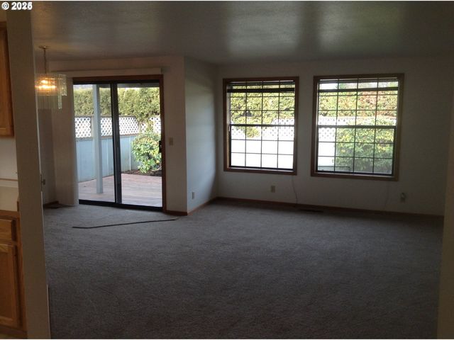 2707 DAYNA Ln, Eugene, OR 97408