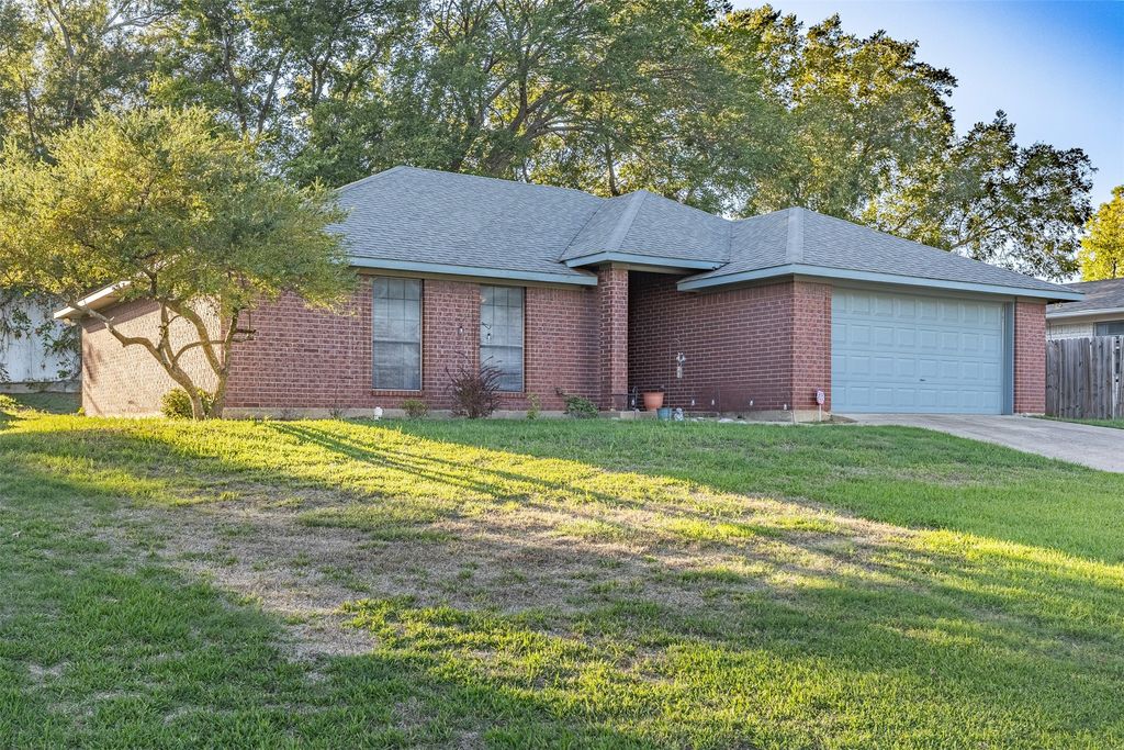 305 Ross Avenue, Denison, TX 75020