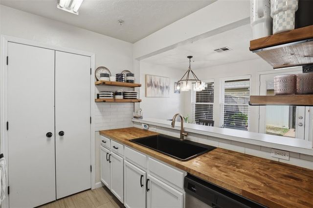 13827 Crossing Way West, Edmond, OK 73013