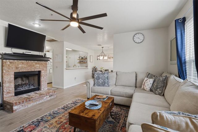 13827 Crossing Way West, Edmond, OK 73013