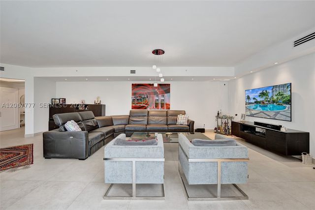 21200 Point Place 403, Aventura, FL 33180