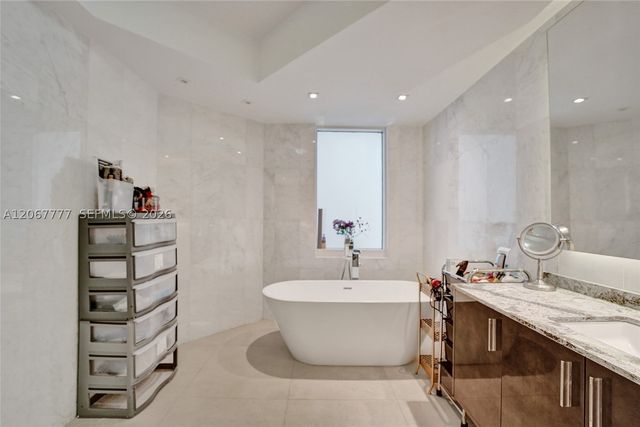 21200 Point Place 403, Aventura, FL 33180