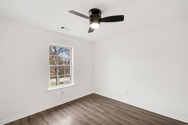 255 Valley Dr, Columbia, TN 38401