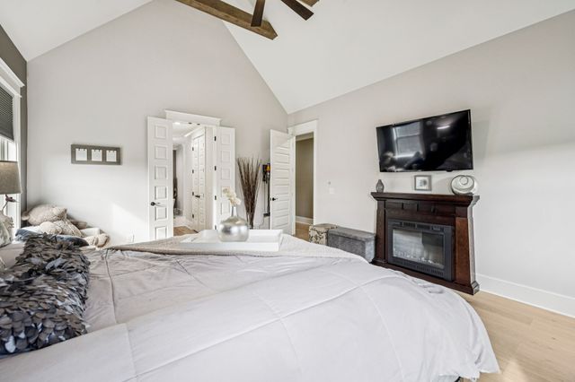 1021 Keeneland Dr, Gallatin, TN 37066