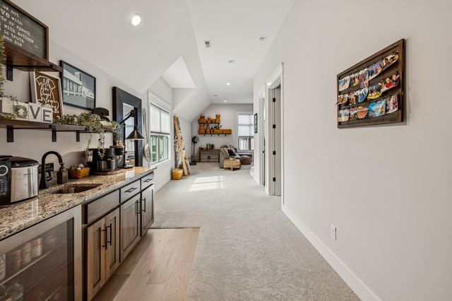 1021 Keeneland Dr, Gallatin, TN 37066