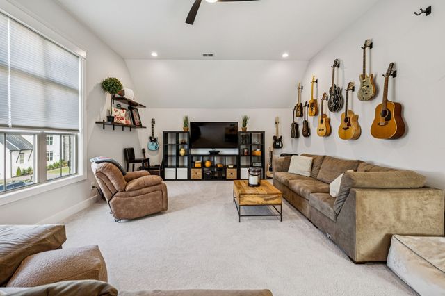 1021 Keeneland Dr, Gallatin, TN 37066