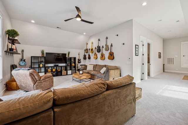 1021 Keeneland Dr, Gallatin, TN 37066