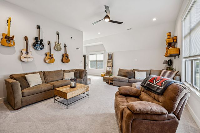 1021 Keeneland Dr, Gallatin, TN 37066