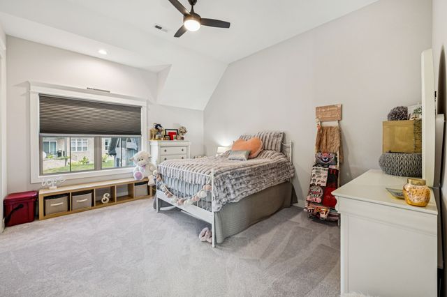 1021 Keeneland Dr, Gallatin, TN 37066