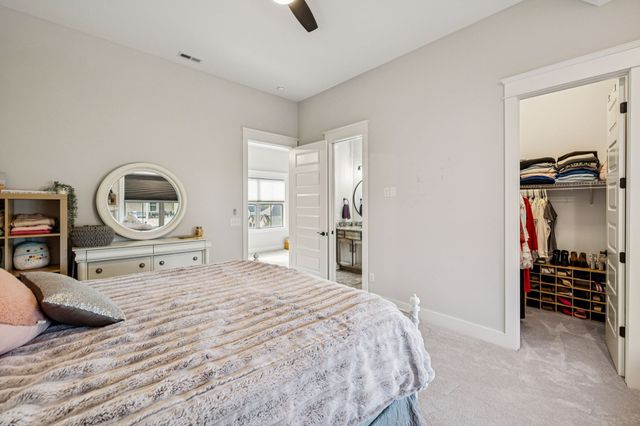 1021 Keeneland Dr, Gallatin, TN 37066