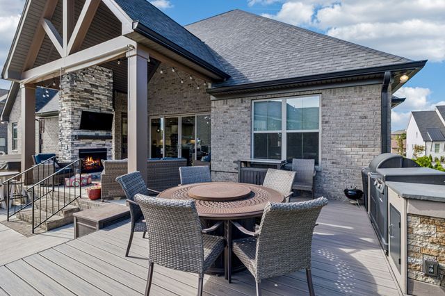 1021 Keeneland Dr, Gallatin, TN 37066