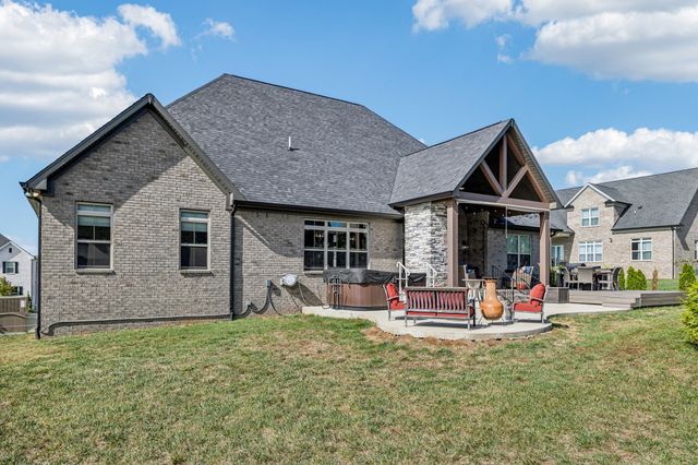 1021 Keeneland Dr, Gallatin, TN 37066