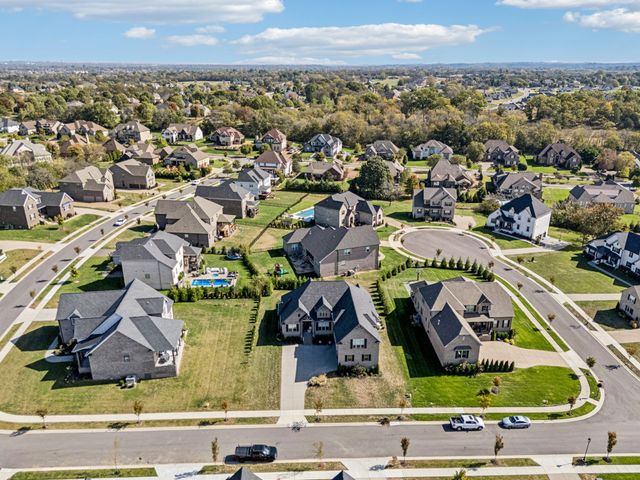 1021 Keeneland Dr, Gallatin, TN 37066