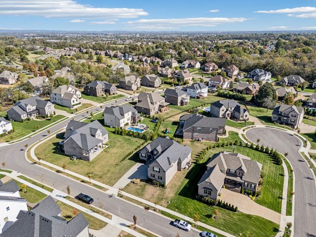 1021 Keeneland Dr, Gallatin, TN 37066