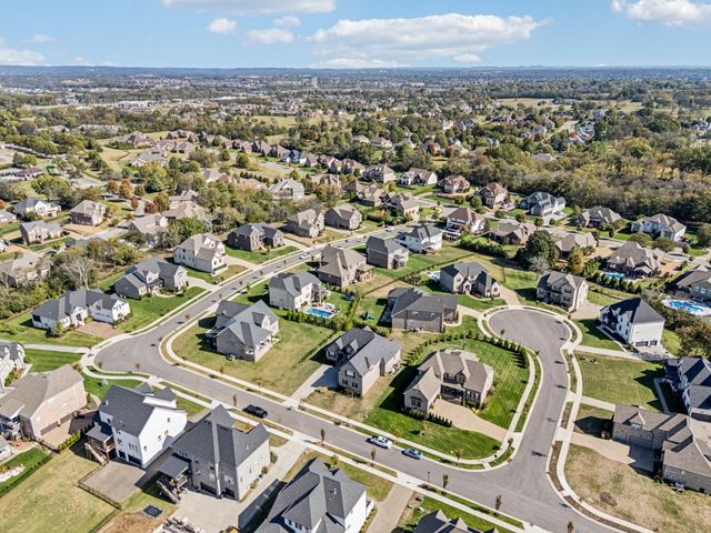 1021 Keeneland Dr, Gallatin, TN 37066