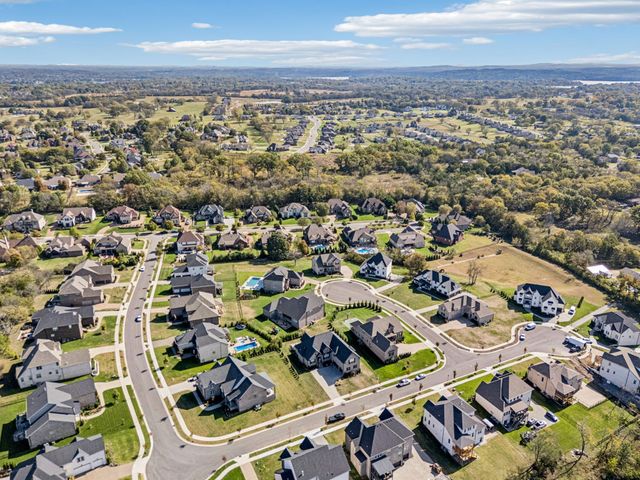 1021 Keeneland Dr, Gallatin, TN 37066