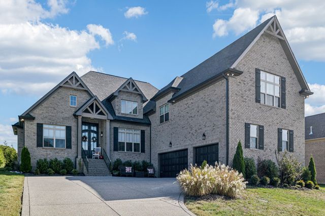 1021 Keeneland Dr, Gallatin, TN 37066