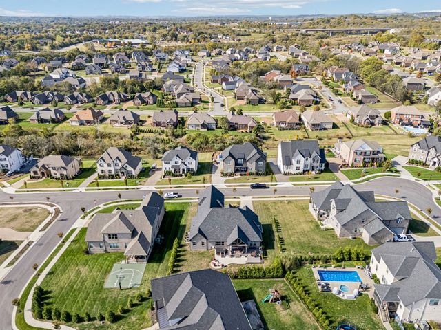 1021 Keeneland Dr, Gallatin, TN 37066