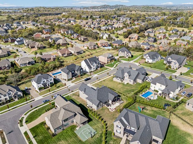 1021 Keeneland Dr, Gallatin, TN 37066