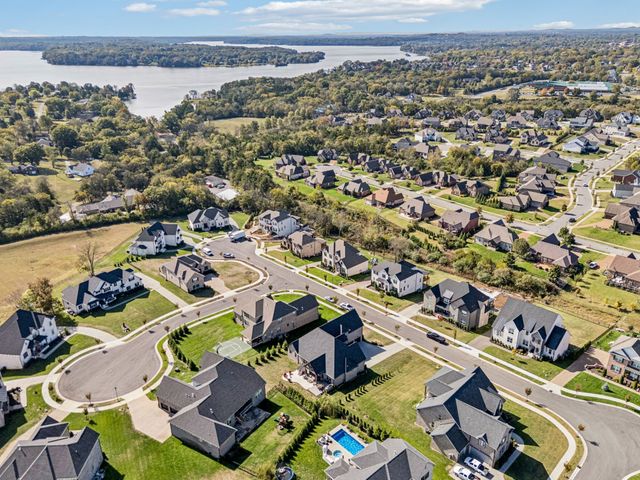 1021 Keeneland Dr, Gallatin, TN 37066