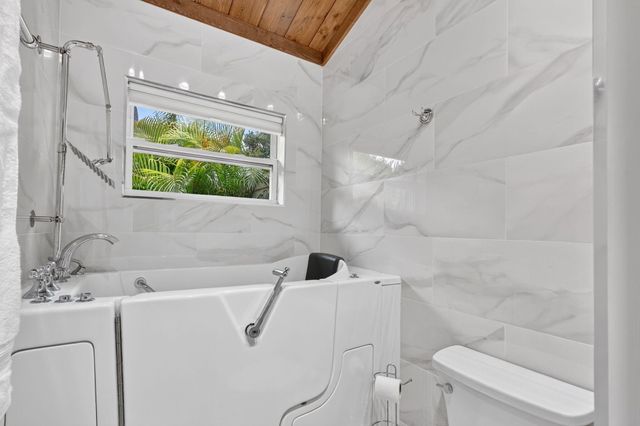 105 SANDPIPER Circle W, Jupiter, FL 33477