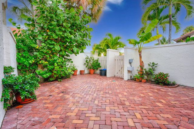 105 SANDPIPER Circle W, Jupiter, FL 33477