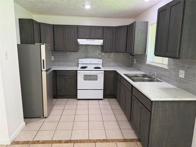 9911 Cardinal Street, La Porte, TX 77571