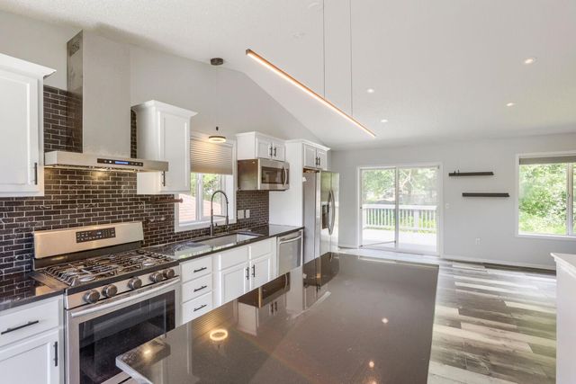 6032 Upper 51st Street N, Oakdale, MN 55128