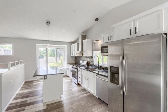 6032 Upper 51st Street N, Oakdale, MN 55128