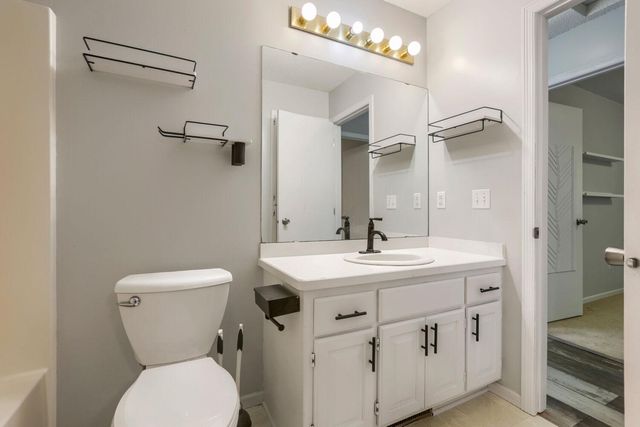6032 Upper 51st Street N, Oakdale, MN 55128