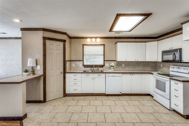 401 Ashwood Street, Azle, TX 76020