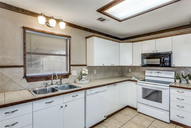 401 Ashwood Street, Azle, TX 76020