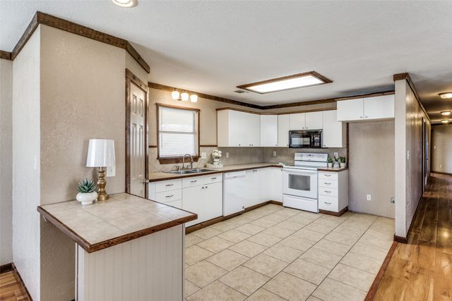 401 Ashwood Street, Azle, TX 76020