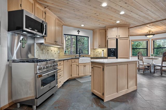 1914 War Hawk Way, Arnold, CA 95223