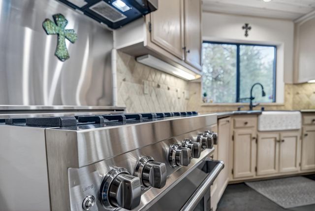 1914 War Hawk Way, Arnold, CA 95223